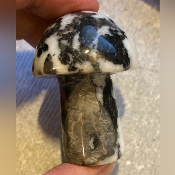 4 piece stone mushroom carvings, 2 large black & white, 2 smaller tan & white. - Picture 13 of 16